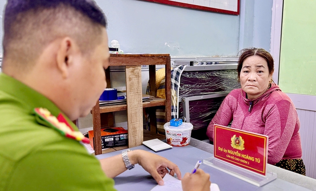 Bắt được người đàn bà “phù phép” tại tiệm vàng ở An Giang- Ảnh 1. Bắt được người đàn bà “phù phép” tại tiệm vàng ở An Giang- Ảnh 1.