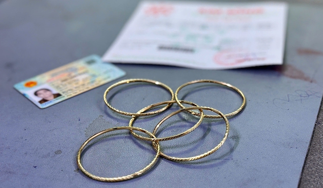 Bắt được người đàn bà “phù phép” tại tiệm vàng ở An Giang- Ảnh 2. Bắt được người đàn bà “phù phép” tại tiệm vàng ở An Giang- Ảnh 2.