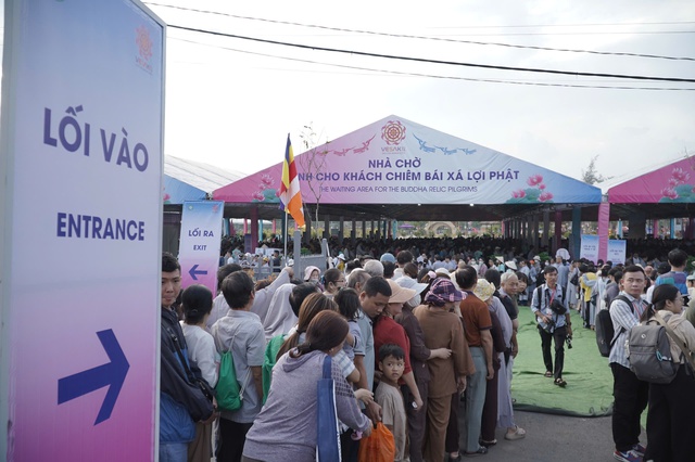 Ghi nhận sáng đầu tiên khai mở chiêm bái Xá lợi Đức Phật tại chùa Thanh Tâm- Ảnh 2. Ghi nhận sáng đầu tiên khai mở chiêm bái Xá lợi Đức Phật tại chùa Thanh Tâm- Ảnh 2.