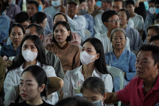 Ghi nhận sáng đầu tiên khai mở chiêm bái Xá lợi Đức Phật tại chùa Thanh Tâm- Ảnh 10. Ghi nhận sáng đầu tiên khai mở chiêm bái Xá lợi Đức Phật tại chùa Thanh Tâm- Ảnh 10.