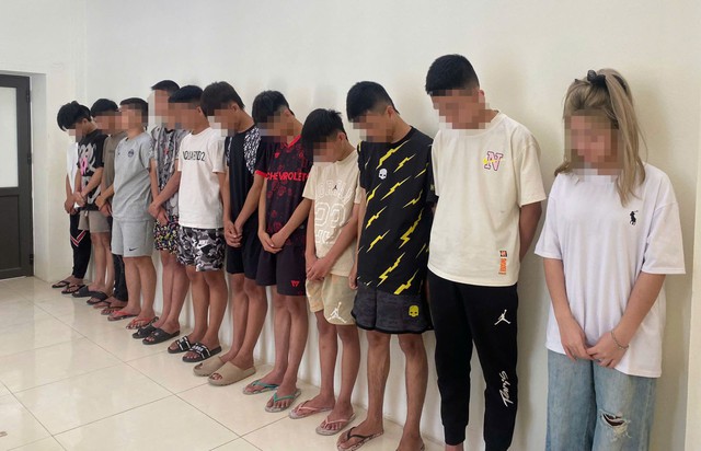 Trêu ghẹo thiếu nữ, 2 người bị đánh gục giữa đường phố- Ảnh 1. Trêu ghẹo thiếu nữ, 2 người bị đánh gục giữa đường phố- Ảnh 1.