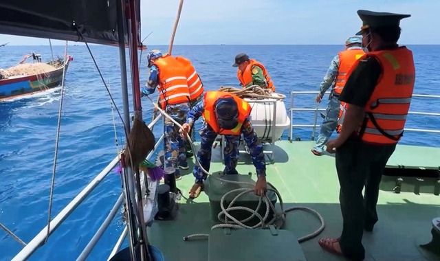 Vụ 4 học sinh mất tích khi tắm biển ở Quảng Ngãi: Tìm thấy thi thể nạn nhân thứ 2- Ảnh 1. Vụ 4 học sinh mất tích khi tắm biển ở Quảng Ngãi: Tìm thấy thi thể nạn nhân thứ 2- Ảnh 1.
