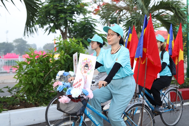 TP HCM: Hàng ngàn người đang hướng về chùa Thanh Tâm- Ảnh 19. TP HCM: Hàng ngàn người đang hướng về chùa Thanh Tâm- Ảnh 19.
