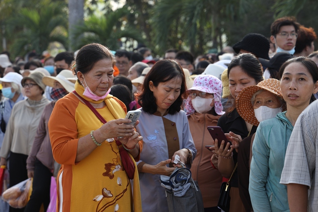 TP HCM: Hàng ngàn người đang hướng về chùa Thanh Tâm- Ảnh 8. TP HCM: Hàng ngàn người đang hướng về chùa Thanh Tâm- Ảnh 8.