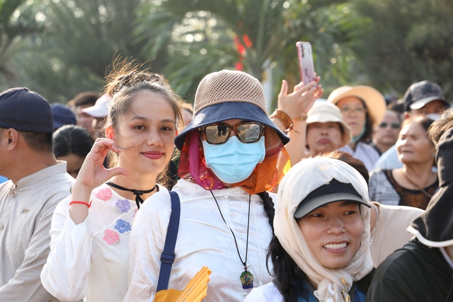 TP HCM: Hàng ngàn người đang hướng về chùa Thanh Tâm- Ảnh 17. TP HCM: Hàng ngàn người đang hướng về chùa Thanh Tâm- Ảnh 17.