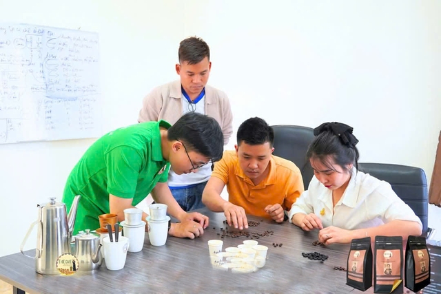 Mang cà phê từ buôn làng Ê Đê ra thế giới - Ảnh 1. Mang cà phê từ buôn làng Ê Đê ra thế giới - Ảnh 1.