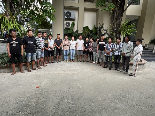 34 người đang say sưa sát phạt cờ bạc thì công an ập tới - Ảnh 1.