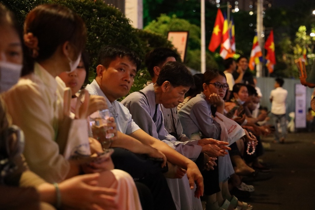 Người dân TP HCM phấn khởi, mong chờ lễ rước kiệu Đức Phật- Ảnh 6. Người dân TP HCM phấn khởi, mong chờ lễ rước kiệu Đức Phật- Ảnh 6.