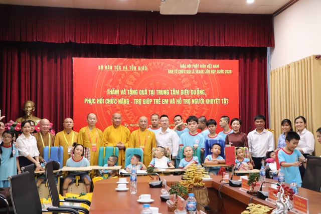 Đại lễ Vesak 2025: 230 suất quà trao đến trẻ em khuyết tật- Ảnh 1. Đại lễ Vesak 2025: 230 suất quà trao đến trẻ em khuyết tật- Ảnh 1.