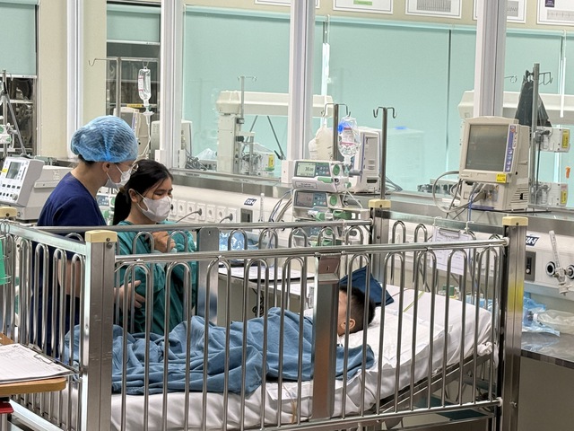 Vụ nộp đủ tiền mới cấp cứu bé trai bị tai nạn giao thông: Bộ trưởng Y tế Đào Hồng Lan nói gì?- Ảnh 2. Vụ nộp đủ tiền mới cấp cứu bé trai bị tai nạn giao thông: Bộ trưởng Y tế Đào Hồng Lan nói gì?- Ảnh 2.