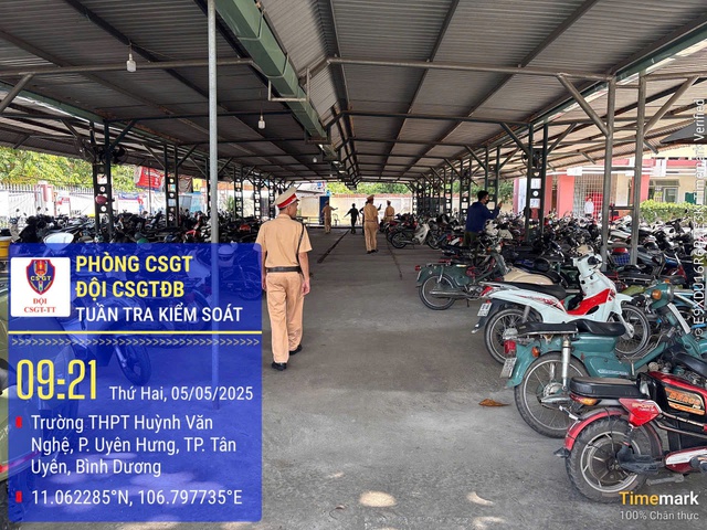 Cảnh sát giao thông kiểm tra các bãi giữ xe trong trường học ở Bình Dương- Ảnh 6. Cảnh sát giao thông kiểm tra các bãi giữ xe trong trường học ở Bình Dương- Ảnh 6.