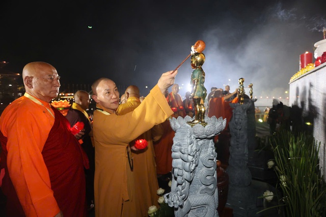 TP HCM: Thả 35.000 đèn hoa đăng cầu nguyện hòa bình tại Đại lễ Vesak 2025 - Ảnh 5.