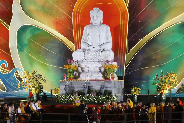 TP HCM: Thả 35.000 đèn hoa đăng cầu nguyện hòa bình tại Đại lễ Vesak 2025 - Ảnh 3.