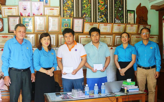 LĐLĐ Quảng Nam tặng quà anh em song sinh đoạt HCV kỳ thi Olympic - Ảnh 1.