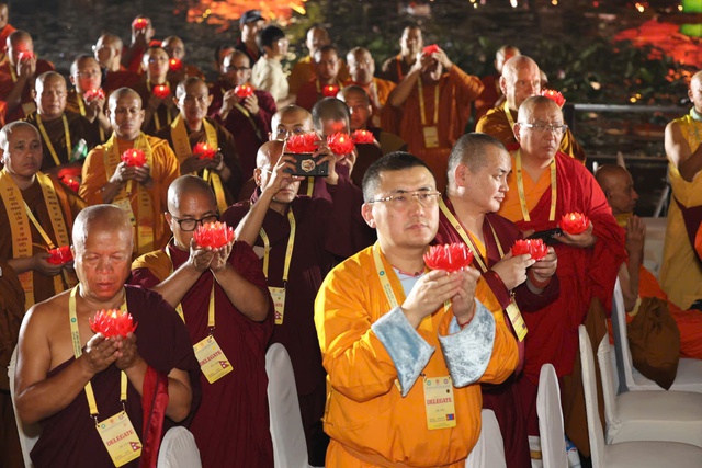 TP HCM: Thả 35.000 đèn hoa đăng cầu nguyện hòa bình tại Đại lễ Vesak 2025 - Ảnh 6.