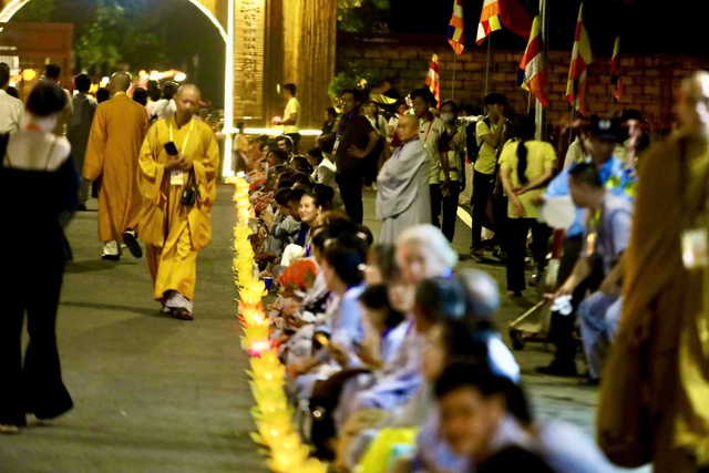 TP HCM: Thả 35.000 đèn hoa đăng cầu nguyện hòa bình tại Đại lễ Vesak 2025 - Ảnh 2.