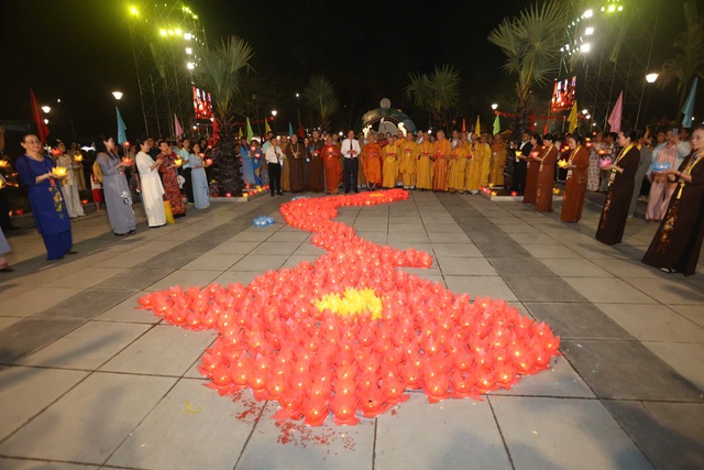 TP HCM: Thả 35.000 đèn hoa đăng cầu nguyện hòa bình tại Đại lễ Vesak 2025 - Ảnh 8.