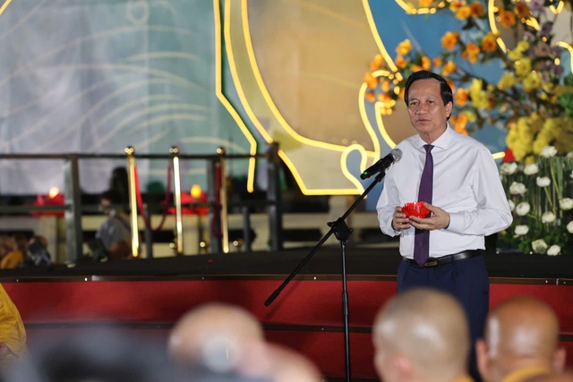 TP HCM: Thả 35.000 đèn hoa đăng cầu nguyện hòa bình tại Đại lễ Vesak 2025 - Ảnh 4.