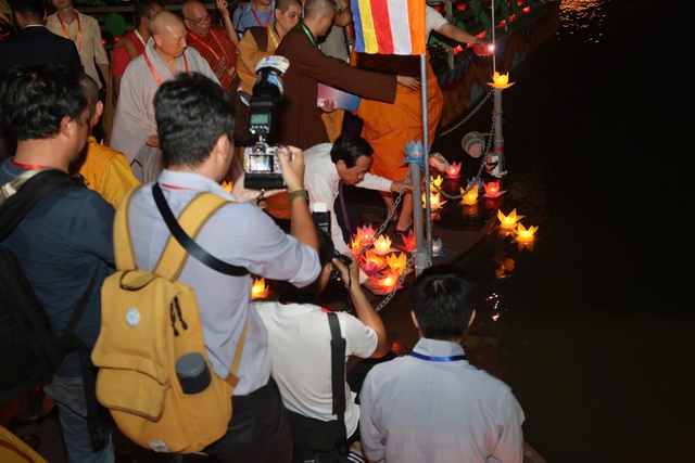 TP HCM: Thả 35.000 đèn hoa đăng cầu nguyện hòa bình tại Đại lễ Vesak 2025 - Ảnh 9.