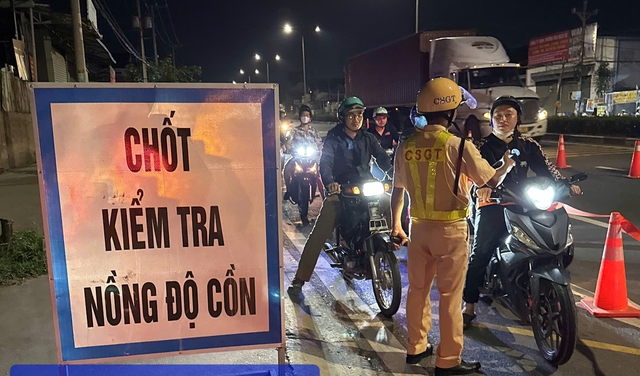 Công an Bình Dương xử lý nhiều "ma men" bất hợp tác khi đo nồng độ cồn- Ảnh 1. Công an Bình Dương xử lý nhiều "ma men" bất hợp tác khi đo nồng độ cồn- Ảnh 1.