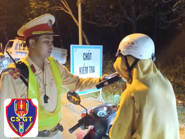 Công an Bình Dương xử lý nhiều "ma men" bất hợp tác khi đo nồng độ cồn- Ảnh 2. Công an Bình Dương xử lý nhiều "ma men" bất hợp tác khi đo nồng độ cồn- Ảnh 2.