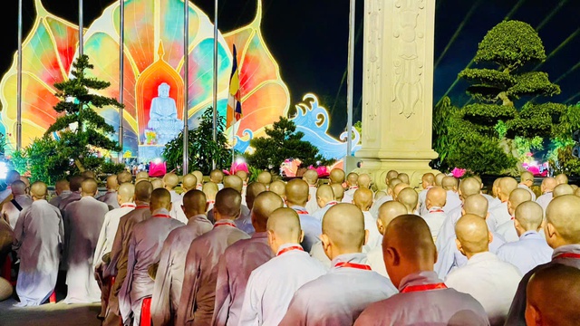 TP HCM: Thả 35.000 đèn hoa đăng cầu nguyện hòa bình tại Đại lễ Vesak 2025 - Ảnh 1.