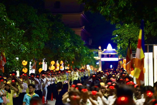 TP HCM: Thả 35.000 đèn hoa đăng cầu nguyện hòa bình tại Đại lễ Vesak 2025 - Ảnh 11.