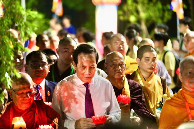 TP HCM: Thả 35.000 đèn hoa đăng cầu nguyện hòa bình tại Đại lễ Vesak 2025 - Ảnh 7.