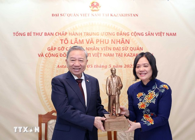Tổng Bí thư Tô Lâm gặp gỡ cộng đồng người Việt Nam tại Kazakhstan - Ảnh 4.