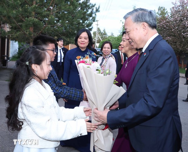 Tổng Bí thư Tô Lâm gặp gỡ cộng đồng người Việt Nam tại Kazakhstan - Ảnh 3.