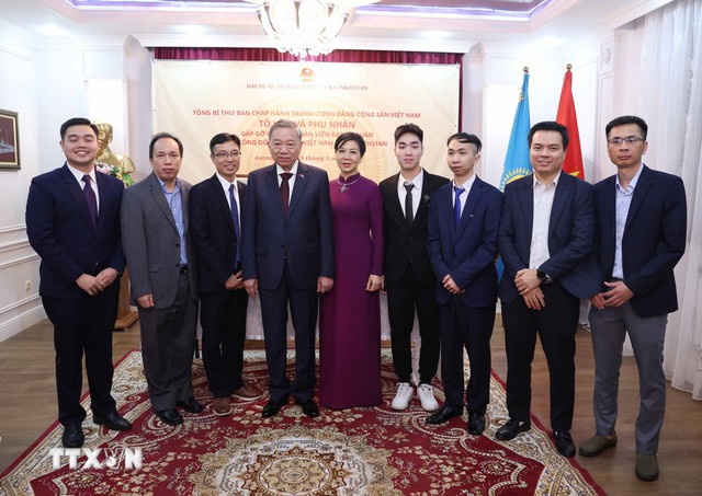 Tổng Bí thư Tô Lâm gặp gỡ cộng đồng người Việt Nam tại Kazakhstan - Ảnh 5.