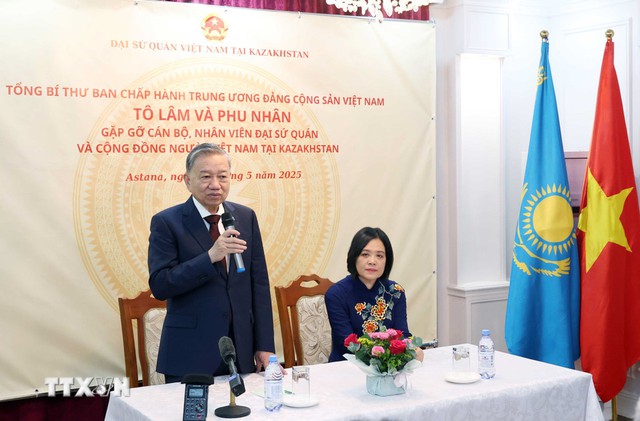 Tổng Bí thư Tô Lâm gặp gỡ cộng đồng người Việt Nam tại Kazakhstan - Ảnh 2.