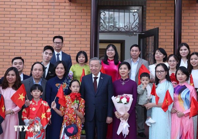 Tổng Bí thư Tô Lâm gặp gỡ cộng đồng người Việt Nam tại Kazakhstan - Ảnh 6.