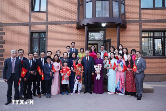 Tổng Bí thư Tô Lâm gặp gỡ cộng đồng người Việt Nam tại Kazakhstan - Ảnh 7.