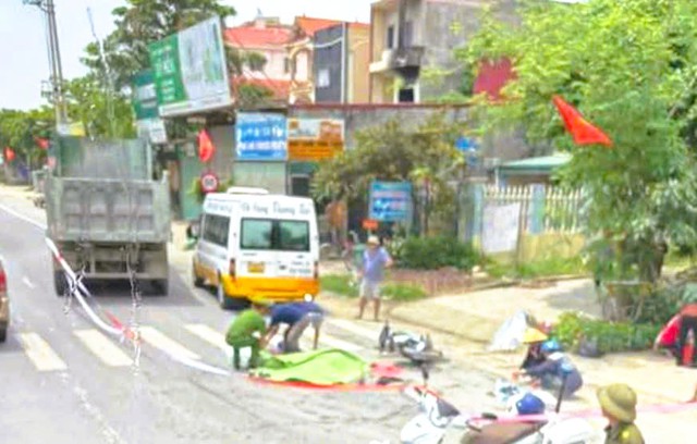 Va chạm với xe tải, 2 bà cháu đi xe máy tử vong thương tâm - Ảnh 1.