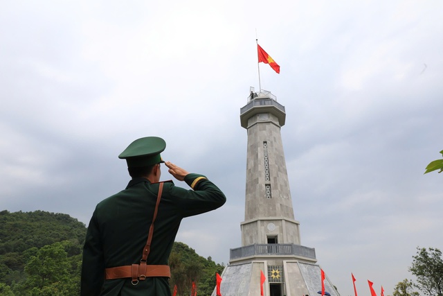 Lễ Thượng cờ và gắn biển công trình Cột cờ A Pa Chải - Ảnh 3.
