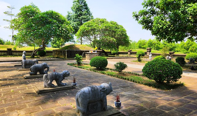 Vụ lăng mộ vua Lê Túc Tông bị xâm hại: Tạm giữ hình sự 2 người Trung Quốc - Ảnh 4.