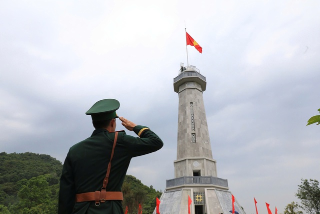 Lễ thượng cờ thiêng liêng nơi cực Tây Tổ quốc- Ảnh 1. Lễ thượng cờ thiêng liêng nơi cực Tây Tổ quốc- Ảnh 1.