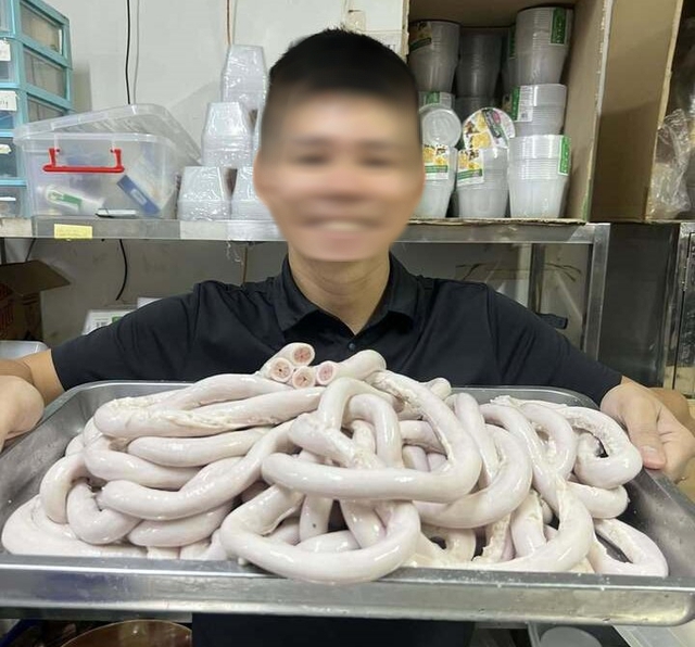 Kiểm tra, truy xuất nguồn gốc cơ sở khoe cỗ lòng se điếu dài 40 m - Ảnh 1.