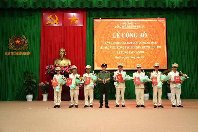 Nhiều lãnh đạo, chỉ huy Công an Bình Thuận nghỉ hưu trước tuổi - Ảnh 2. Nhiều lãnh đạo, chỉ huy Công an Bình Thuận nghỉ hưu trước tuổi - Ảnh 2.