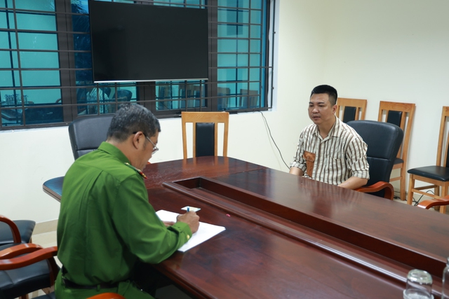 Đối tượng cầm đầu băng nhóm "cưỡng đoạt tài sản" ra đầu thú- Ảnh 1. Đối tượng cầm đầu băng nhóm "cưỡng đoạt tài sản" ra đầu thú- Ảnh 1.