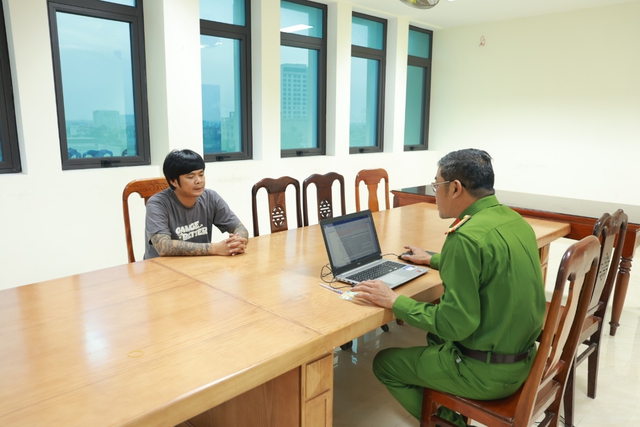Đối tượng cầm đầu băng nhóm "cưỡng đoạt tài sản" ra đầu thú- Ảnh 2. Đối tượng cầm đầu băng nhóm "cưỡng đoạt tài sản" ra đầu thú- Ảnh 2.