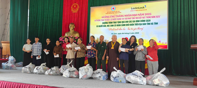 Hội Chữ thập đỏ Hà Nội cùng phật tử Chùa Thiền Tông Tân Diệu chung tay hỗ trợ người nghèo.- Ảnh 1. Hội Chữ thập đỏ Hà Nội cùng phật tử Chùa Thiền Tông Tân Diệu chung tay hỗ trợ người nghèo.- Ảnh 1.