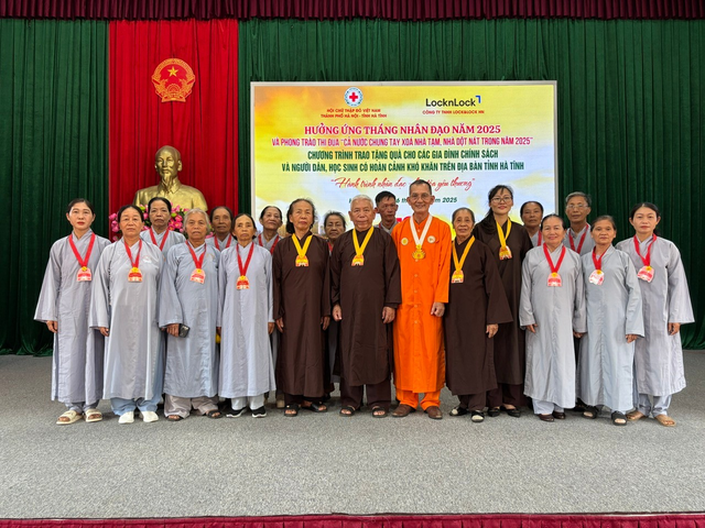 Hội Chữ thập đỏ Hà Nội cùng phật tử Chùa Thiền Tông Tân Diệu chung tay hỗ trợ người nghèo.- Ảnh 2. Hội Chữ thập đỏ Hà Nội cùng phật tử Chùa Thiền Tông Tân Diệu chung tay hỗ trợ người nghèo.- Ảnh 2.