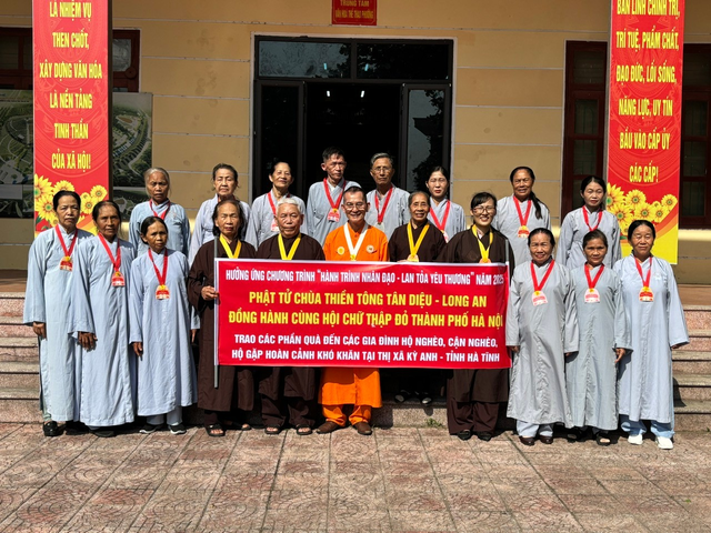 Hội Chữ thập đỏ Hà Nội cùng phật tử Chùa Thiền Tông Tân Diệu chung tay hỗ trợ người nghèo.- Ảnh 5. Hội Chữ thập đỏ Hà Nội cùng phật tử Chùa Thiền Tông Tân Diệu chung tay hỗ trợ người nghèo.- Ảnh 5.