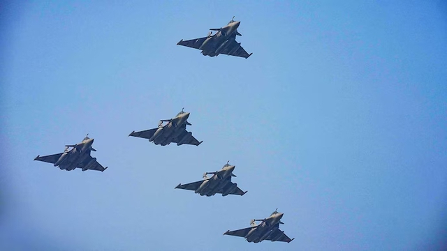 Pakistan tuyên bố bắn hạ máy bay chiến đấu "khủng", Ấn Độ chưa lên tiếng- Ảnh 1. Pakistan tuyên bố bắn hạ máy bay chiến đấu "khủng", Ấn Độ chưa lên tiếng- Ảnh 1.