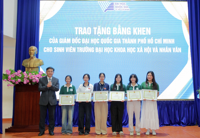 ĐHQG TP HCM tặng bằng khen cho sinh viên nhường chỗ cho cựu chiến binh- Ảnh 1. ĐHQG TP HCM tặng bằng khen cho sinh viên nhường chỗ cho cựu chiến binh- Ảnh 1.