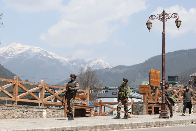 Vì sao Kashmir trở thành "thùng thuốc nổ" giữa Ấn Độ và Pakistan?- Ảnh 1. Vì sao Kashmir trở thành "thùng thuốc nổ" giữa Ấn Độ và Pakistan?- Ảnh 1.
