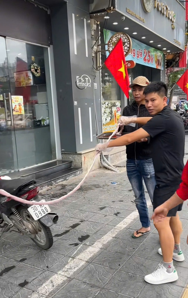 Người quảng cáo đoạn lòng se điếu dài 40m giá tiền triệu gây tranh cãi dữ dội là ai? - Ảnh 1.