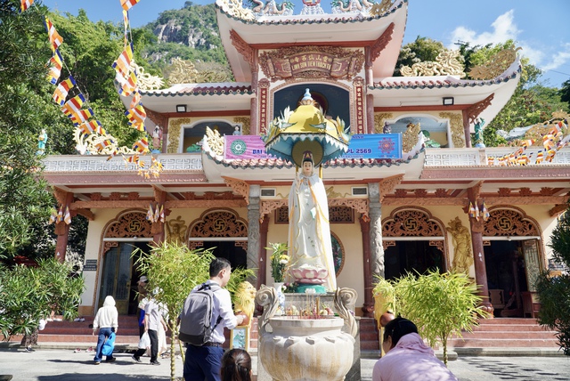 Du khách, người dân đang đổ dồn về núi Bà Đen - Ảnh 4. Du khách, người dân đang đổ dồn về núi Bà Đen - Ảnh 4.